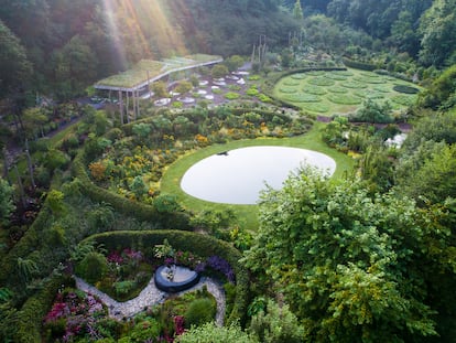 Lur Garden está compuesto por 16 jardines temáticos. Su diseño está basado en la declinación de la elipse, que en distintas escalas va ordenando el espacio.