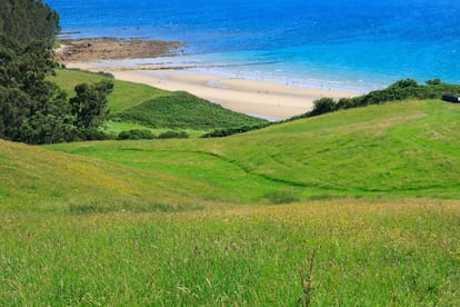 Extremo de la playa de Oyambre, en San Vicente de la Barquera (Cantabria).