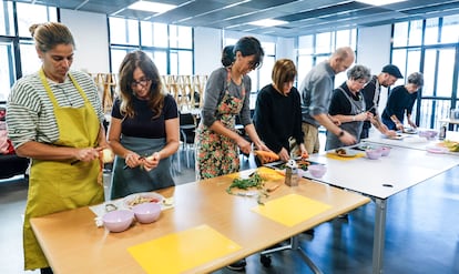 Profesores de varios colegios madrileños asisten a una clase de cocina efímera impartida por Garúa en La Casa Encendida.