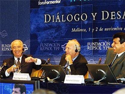 De izquierda a derecha, Simón Peres, Miguel Ángel Moratinos y Mohamed Dahlan, ayer en el Foro Formentor.