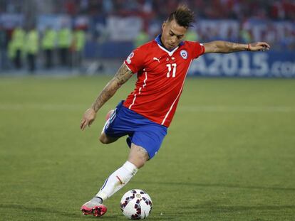 Vargas durante un partido con la selección de Chile