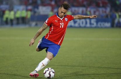 Vargas durante un partido con la selección de Chile