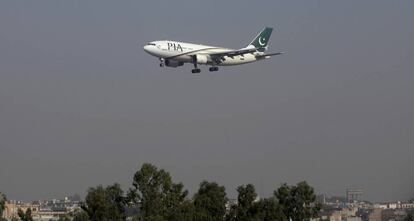 Un avió de la companyia Pakistan International Airlines (PIA) prop de l'aeroport d'Islamabad.