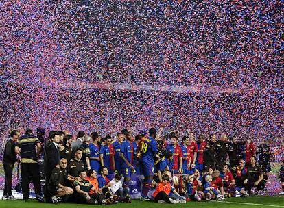 El Camp Nou se tiñe de azul y grana para festejar el triunfo liguero en el debut de Guardiola como entrenador del conjunto culé