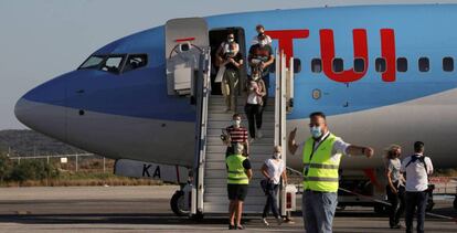 Pasajeros descendiendo de una avión de TUI.