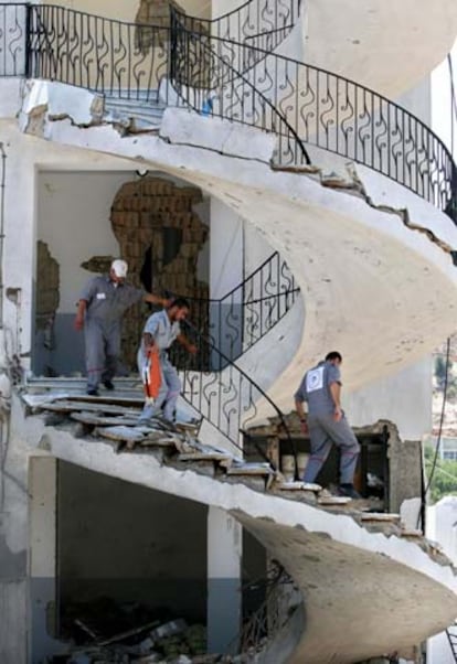 Equipos de rescate libaneses buscan supervivientes tras un ataque aéreo israelí sobre un edificio perteneciente a una organización relacionada con Hezbolá.