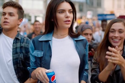 El polémico anuncio de Pepsi y Kendall Jenner que enloqueció a Internet

La top model y la marca de refrescos recibieron numerosas críticas por el spot 'Live For Now Moments Anthem', en el que se frivolizaba con las protestas por los derechos civiles que se han vivido este año en Estados Unidos. En las imágenes, Jenner abandona una sesión de fotos para unirse a una protesta callejera en la que logra reprimir la acción policial ofreciendo un refresco a un agente. La compañía acabó disculpándose (incluso con la modelo al haberla situado como diana de infinitas críticas) y retiró el anuncio.