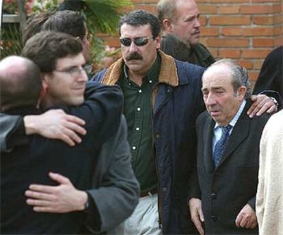 El padre de Ricardo Ortega, consolado por un compañero de su hijo, hoy en el cementerio madrileño de La Almudena.