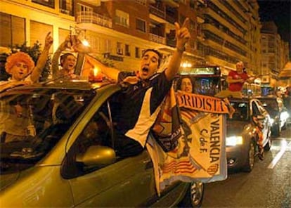 Dos años después de ganar su quinta Liga, Valencia entera celebraba la sexta. Bocinazos, gritos, cánticos y el rojo, amarillo, azul y naranja por todas partes. Los aficionados calientan motores para la UEFA. Esperan volver a tomar la calle el 19 de mayo si el Valencia se hace con este trofeo en Suecia.