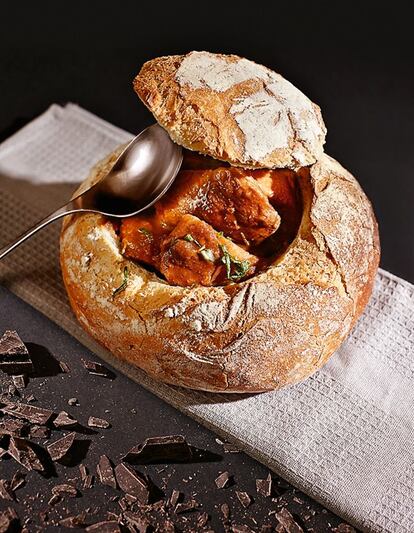 <p><b>Los sabores fuertes,</b> como el de la carne roja –especialmente de caza, incluidas algunas aves como la perdiz o el faisán–, el del calamar o la sepia, combinan muy bien con el punto de acidez del chocolate, además de que este ayuda a dar color y textura a la salsa. Para que la fórmula sea un éxito hay que usar poca cantidad de una variante con mucho porcentaje de cacao.<p> <p>Ingredientes: <em>300 gramos de bonito o atún, 1 litro de agua o caldo de verduras, 1 cebolla, 1 diente de ajo, medio pimiento verde, medio pimiento rojo, 2 tomates pelados, 2 patatas peladas y cascadas, 1 zanahoria fileteada con pelador, 1 copa de vino tinto, 4 cucharadas de aceite de oliva extra virgen, 1/2 cucharadita de pimentón dulce, 100 gramos de chocolate con 80% de cacao rallado, ½ cucharadita de hojas de romero.</em></p> <p>Preparación: <em>1. Sofreír los pimientos, la zanahoria y la cebolla picados hasta que estén blandos. 2. Incorporar el ajo cortado fino y el tomate, y cocer hasta que reduzca. Hacer lo mismo con el vino hasta que se evapore el alcohol. 3. Retirar del fuego y añadir el pimentón y el chocolate, removiendo hasta que se integren. 4. Añadir el caldo caliente y poner de nuevo al fuego. Agregar las patatas cuando hierva. 5. Una vez cocidas, sacar una y triturarla para espesar la salsa. 6. Salpimentar y retirar del fuego, poner el pescado y dejar que se cocine con el calor residual. Servir con el romero.</em></p>