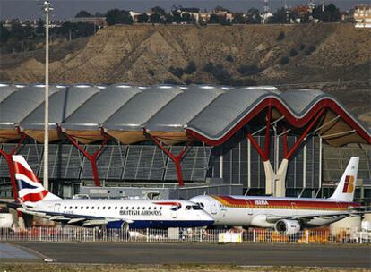 Dos aviones en la Terminal 4 de Madrid-Barajas.