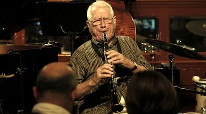 Pedro Iturralde durante su concierto de ayer en el Caf&eacute; Central de Madrid.