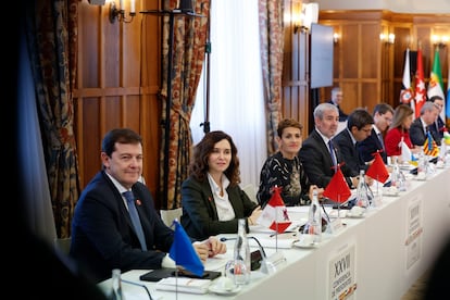 Los presidentes autonómicos de Castilla y León, Madrid y Navarra, Alfonso Fernández Mañueco, Isabel Díaz Ayuso, y María Chivite, durante la reunión de la XXVII Conferencia de Presidentes, en diciembre en Santander.