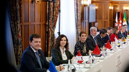 Los presidentes autonómicos de Castilla y León, Madrid y Navarra, Alfonso Fernández Mañueco, Isabel Díaz Ayuso, y María Chivite, durante la reunión de la XXVII Conferencia de Presidentes, en diciembre en Santander.