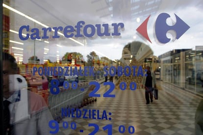 La puerta de una tienda de Carrefour en Varsovia (Polonia).