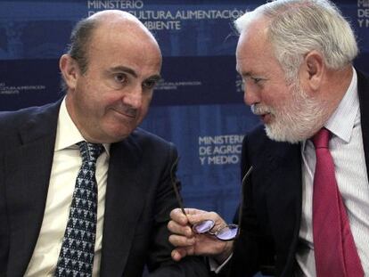 Guindos y Arias Cañete, en rueda de prensa en Madrid.
