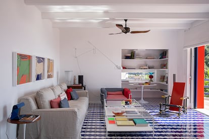 El salón es un compendio de muebles y objetos personales, incluidos sus libros. Las tres obras de la izquierda las adquirió en Bali. El sillón de Cassina, diseño de Le Corbusier, Charlotte Perriand y Pierre Jeanneret, lo personalizó con telas de C&C Milano. La butaca de Rietveld es vintage.