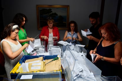 Trabajadoras de la junta electoral y representantes de partidos políticos inician el recuento de votos emitidos por los residentes en el extranjero para las elecciones generales del 23J en la Audiencia Provincial de Palma de Mallorca, el 27 de julio pasado.