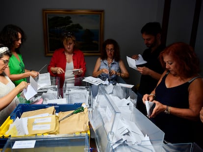 Trabajadoras de la junta electoral y representantes de partidos políticos inician el recuento de votos emitidos por los residentes en el extranjero para las elecciones generales del 23J en la Audiencia Provincial de Palma de Mallorca, el 27 de julio pasado.