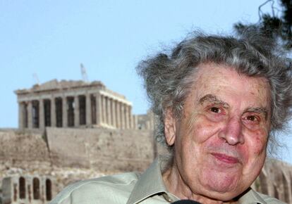 El gran compositor griego Mikis Theodorakis, uno de los nombres más relevantes de la música en Grecia del siglo XX, falleció este jueves a la edad de 96 años. Compuso la banda sonora de la película 'Zorba el griego'.