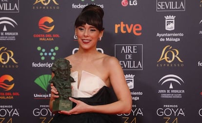 Belén Cuesta posa con el Goya a mejor actriz protagonista por 'La trinchera infinita' tras la gala de los premios.