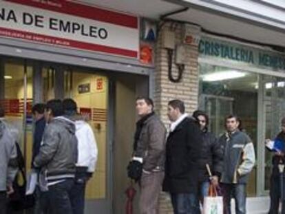 Cola del paro en una oficina del Servicio Público de Empleo de Madrid.