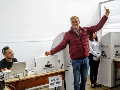 El candidato Jorge Muñoz vota este domingo en Lima. 