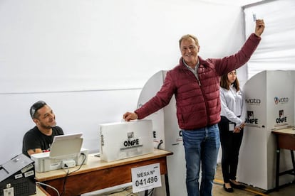 El candidato Jorge Muñoz vota este domingo en Lima.