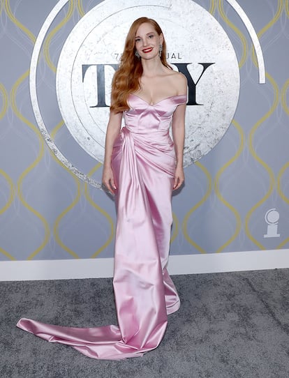 Jessica Chastain optó por un elegante vestido rosa en tejido satinado de Gucci, firma a la que suele recurrir en sus apariciones sobre la alfombra roja.