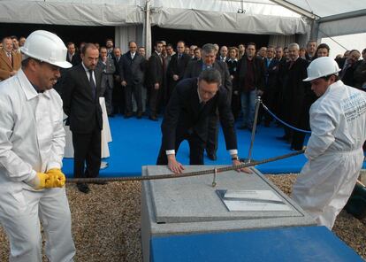 El exalcalde de Madrid Alberto Ruiz-Gallardón coloca la primera piedra de Mercamadrid Tecnológico en febrero de 2007.