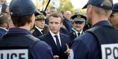 El presidente franc&eacute;s, Emmanuel Macron, se re&uacute;ne con varios oficiales de polic&iacute;a en Lyon el 28 de septiembre.
