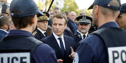 El presidente francés, Emmanuel Macron, se reúne con varios oficiales de policía en Lyon el 28 de septiembre.