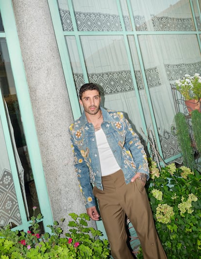 Andrea Iannone posa vestido de Louis Vuitton.