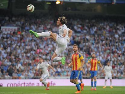 Bale trata de controlar el balón