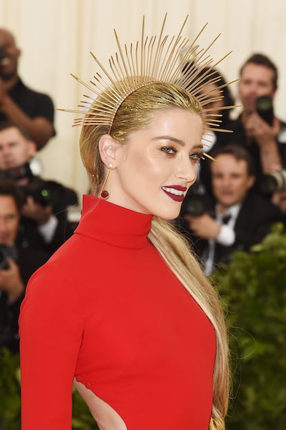 Amber Heard fue una de las muchas invitadas que compaginó su look con un tocado.