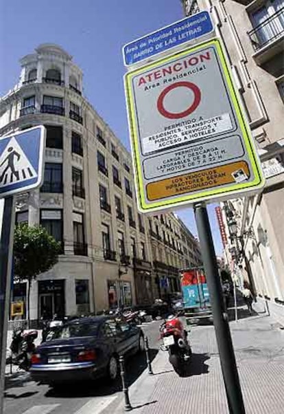 Se?al de restricciones al trfico en el barrio de Las Letras.