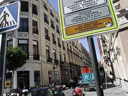 Señal de restricciones al tráfico en el barrio de Las Letras.
