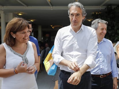 Isabel Bonig e Íñigo Sáenz de Santamaría en Valencia, poco antes del almuerzo con militantes del PP. 