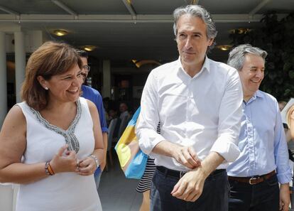 Isabel Bonig e Íñigo Sáenz de Santamaría en Valencia, poco antes del almuerzo con militantes del PP. 