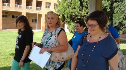 Eva Grimaltos, Loli Tirado y Sònia Tirado tras registrar sus reclamaciones en la consejería.