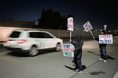 Manifestantes afuera del centro de detención de ICE en Otay Mesa, San Diego.