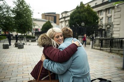 Sara Ewart abraza ayer a su madre, Jane Christie, frente al Tribunal Supremo de Belfast.