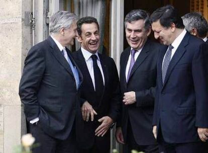 De izquierda a derecha, Trichet (presidente del BCE), Sarkozy, Brown y Durão Barroso, en octubre, en una reunión contra la crisis en París.