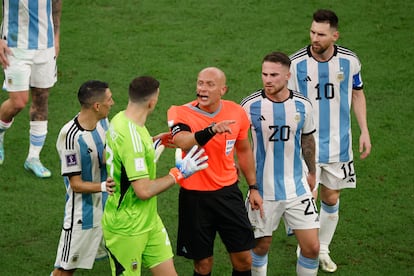 Jugadores argentinos protestan al arbitro polaco Szymon Marciniak. 