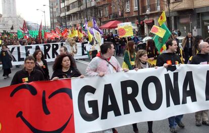 Cabecera de la manifestación que ha recorrido Bilbao esta tarde para pedir el cierre de Garoña.