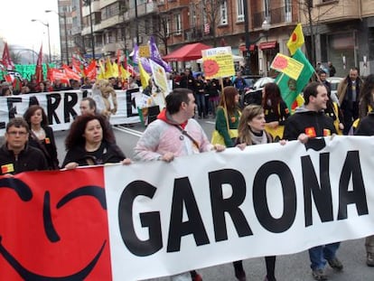 Cabecera de la manifestación que ha recorrido Bilbao esta tarde para pedir el cierre de Garoña.