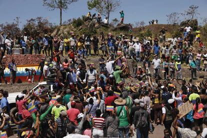 La frontera con Colombia no ha sido el único punto de confrontamiento. Cientos de personas también se han manifestado en el puente que limita con la localidad brasileña de Pacaraima, al sur de Venezuela. En ese mismo lugar, un enfrentamiento entre el Ejército y la población indígena de Kumarakapay dejó el viernes un saldo de dos muertos.