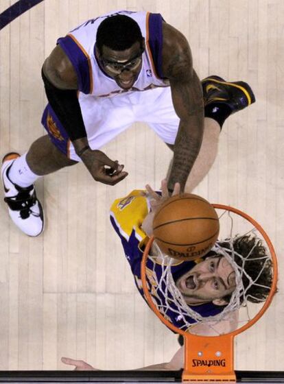 Gasol anota ante Stoudemire.