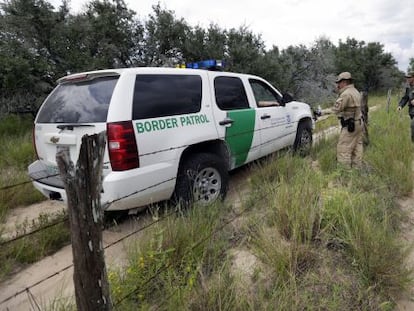 Agentes de aduanas y marines patrullando la frontera con México