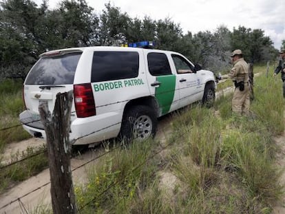 Agentes de aduanas y marines patrullando la frontera con M&eacute;xico